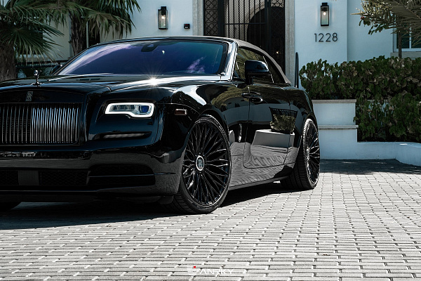 Фото дисков Anrky RF-140 Черный глянец на Rolls-Royce Wraith