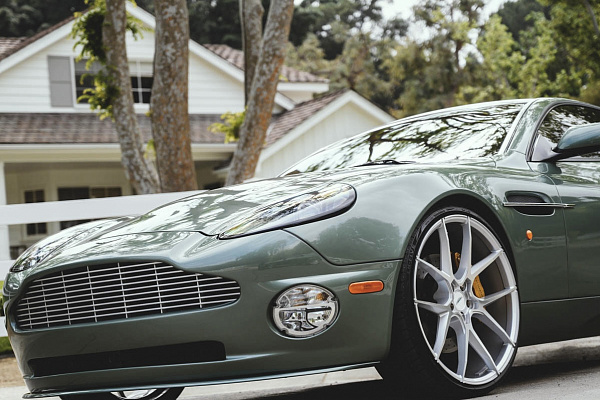 Фото дисков Savini BM14 Глянцевый лак на Aston Martin Vaquish 1