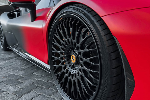 Фото дисков Brixton Forged TR20 Черный сатин на Ferrari SF90