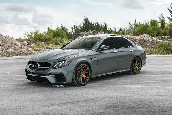 Фото дисков Strasse Wheels SM5RT Deep Concave Monoblock Сатиновая темная бронза на Mercedes-Benz E-Class (W213, S213, C238)