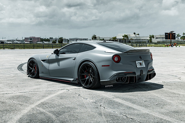 Фото дисков Strasse Wheels SM5RT Deep Concave Monoblock Черный глянец на Ferrari 812