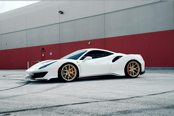 Фото дисков HRE P101 Сатиновое золото на Ferrari 488