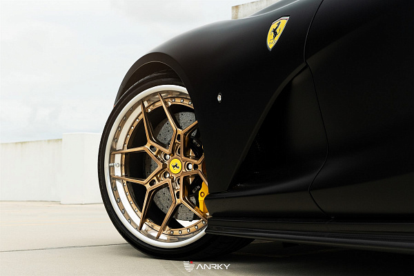 Фото дисков Anrky S3-X4 Глянцевое темное золото на Ferrari 812
