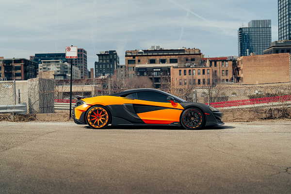 Фото дисков Brixton Forged FDE11 Aerotech Черный сатин на McLaren 600
