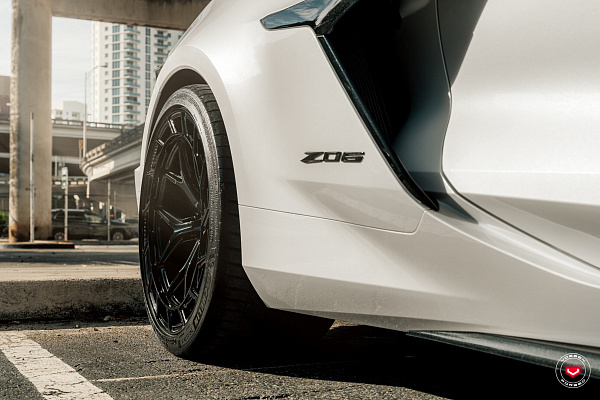 Фото дисков Vossen LC3-01T Черный глянец на Chevrolet Corvette C8