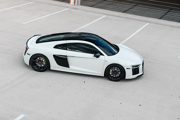 Фото дисков Strasse Wheels SV10 Deep Concave Duoblock Черный глянец на Audi R8 (4S)