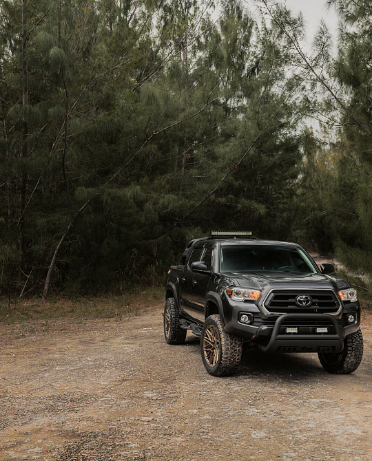 Фото дисков HF6-5 Сатиновая бронза на Toyota Tacoma III