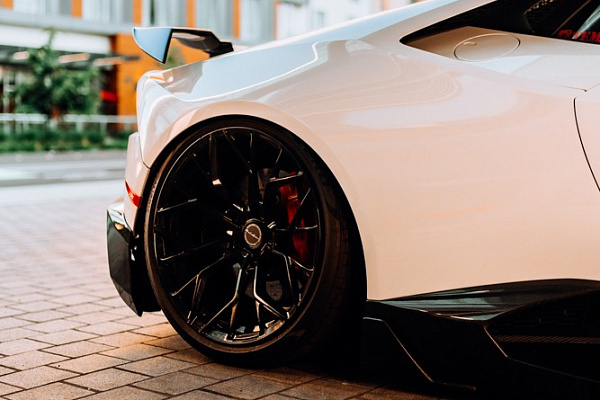 Фото дисков Brixton Forged PF10 Черный глянец на Lamborghini Huracan