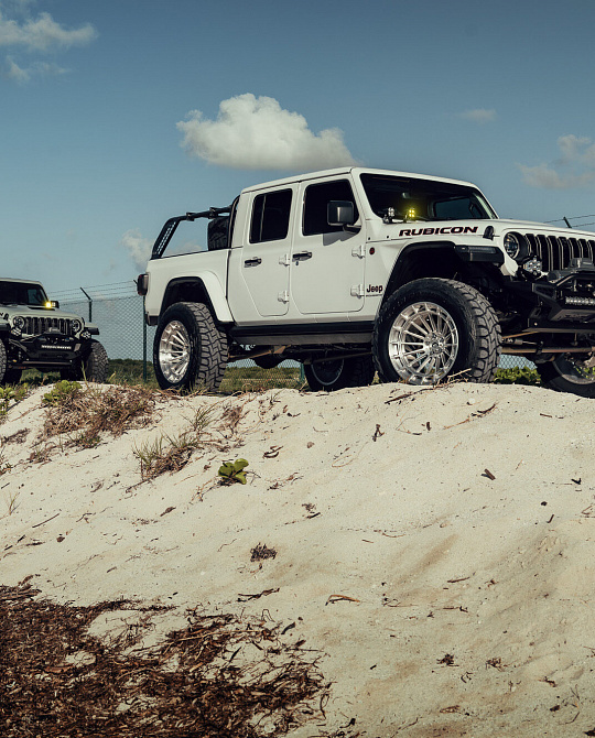 Фото дисков LCX-01 Глянцевый лак на Jeep Gladiator II (JT)
