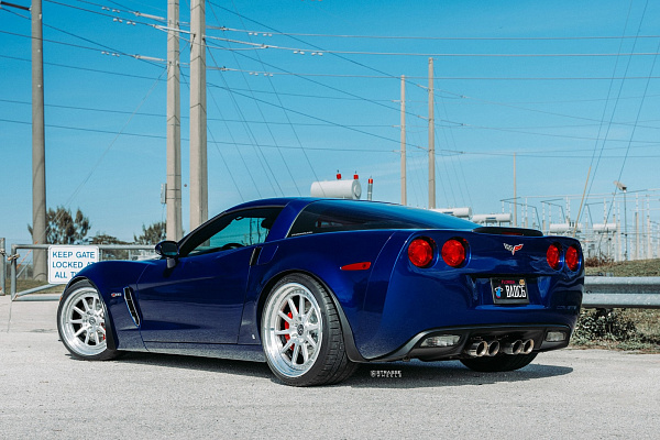 Фото дисков Strasse Wheels R10 Track Глянцевый лак на Chevrolet Corvette C6