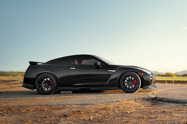 Фото дисков Strasse Wheels R10 Deep Concave Monoblock Черный глянец на Nissan GT-R