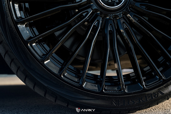 Фото дисков Anrky RF-230 Черный глянец на Rolls-Royce Cullinan