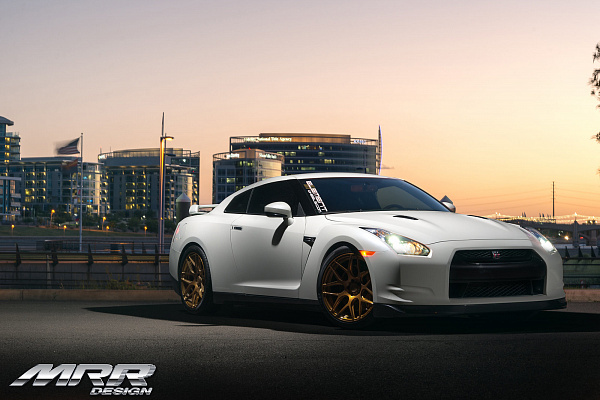 Фото дисков MRR FS01 Глянцевое золото на Nissan GT-R