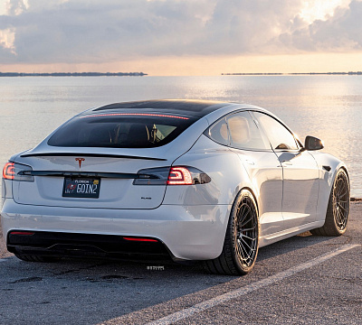 Фото дисков Strasse Wheels SV15FF Deep Concave Duoblock на Tesla Model S