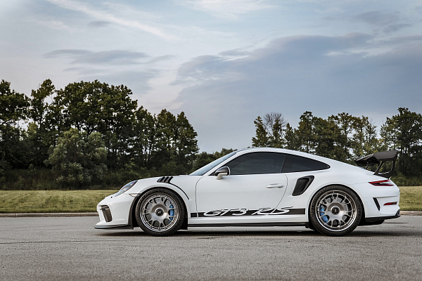 Фото дисков Rotiform TUF-R Сатиновый графит на Porsche 911 VII