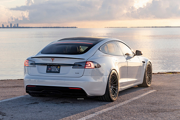 Фото дисков Strasse Wheels SV15FF Deep Concave Duoblock Черный глянец на Tesla Model S