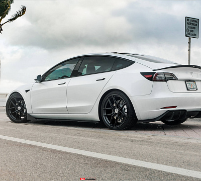 Фото дисков HRE FF21 на Tesla Model 3