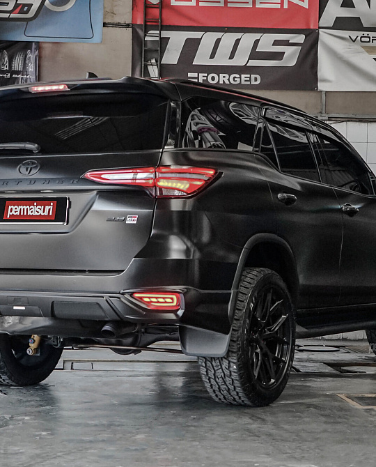 Фото дисков HF6-4 Черный сатин на Toyota Fortuner II