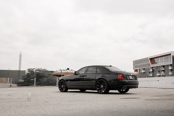 Фото дисков Savini SL1 Черный глянец на Rolls-Royce Ghost I