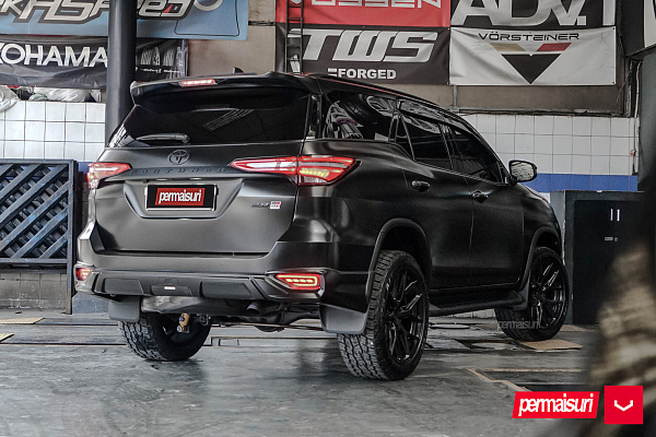 Фото дисков Vossen HF6-4 Черный сатин на Toyota Fortuner II