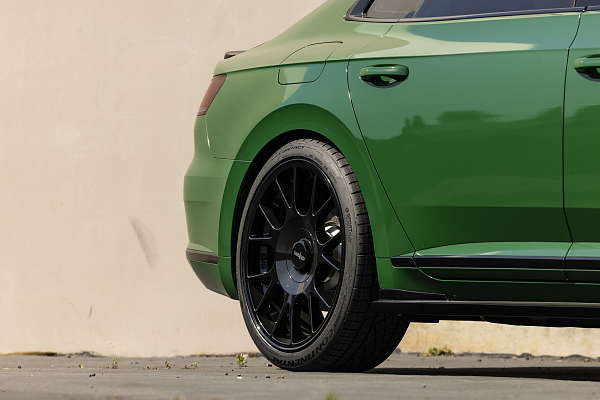 Фото дисков Rotiform TUF-R Черный глянец на Volkswagen Arteon