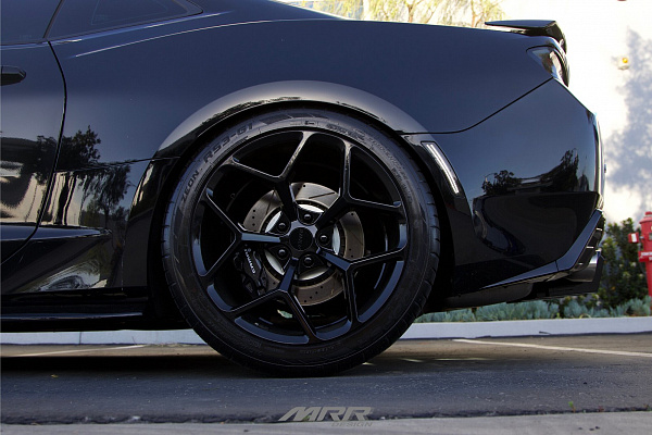 Фото дисков MRR M228 Черный глянец на Chevrolet Camaro VI
