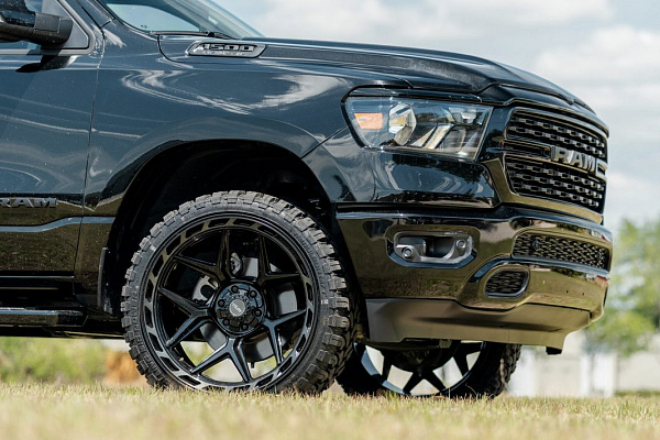 Фото дисков 4PLAY 4P55 Черный глянец на Ram 1500 V