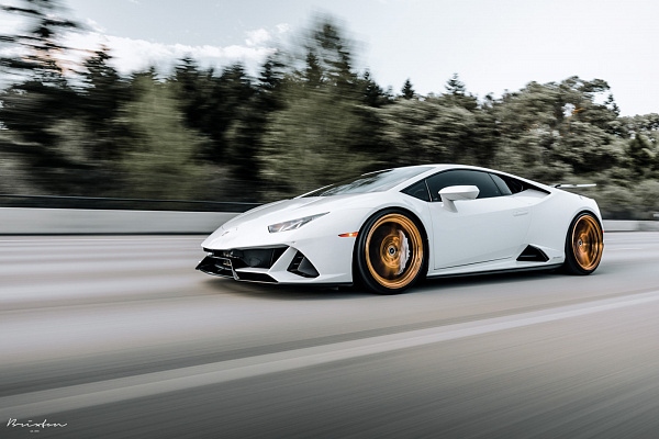Фото дисков Brixton Forged VL4 Глянцевое темное золото на Lamborghini Huracan