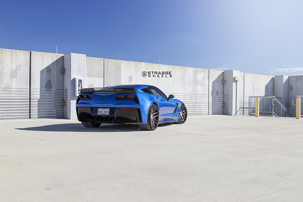 Фото дисков Strasse Wheels SM7 Deep Concave Сатиновый темный лак на Chevrolet Corvette C7