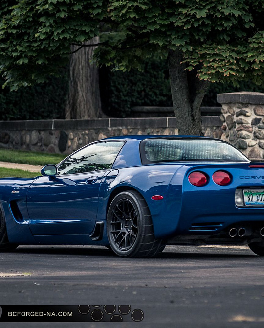 Фото дисков RS40 Черный матовый на Chevrolet Corvette C5