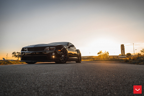 Фото дисков Vossen VFS-10 Глянцевый графит на Chevrolet Camaro V