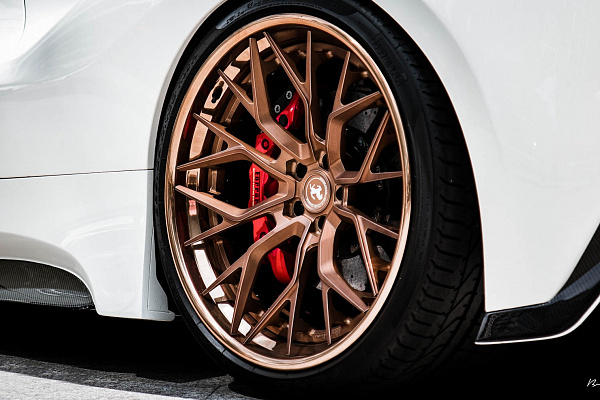 Фото дисков Brixton Forged PF10 Сатиновая бронза на Ferrari 488