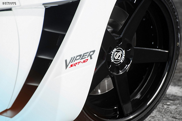 Фото дисков Strasse Wheels S5 Deep Concave Черный глянец на Dodge Viper