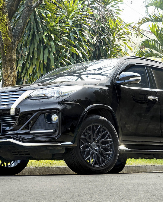 Фото дисков HF6-3 Сатиновый графит на Toyota Fortuner II