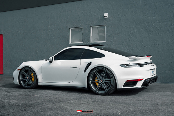Фото дисков HRE P106 Сатиновый графит на Porsche 911 VIII