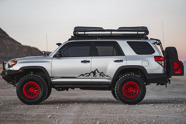 Фото дисков Black Rhino PRIMM Красный глянец на Toyota 4Runner V