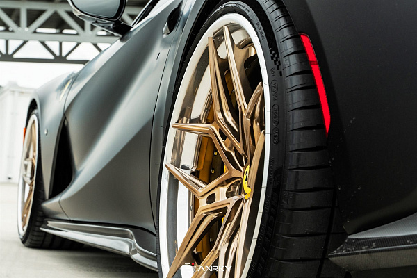 Фото дисков Anrky S3-X4 Глянцевое темное золото на Ferrari 812