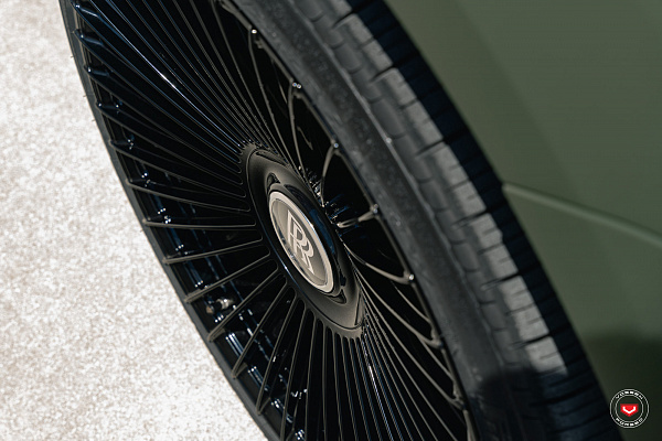 Фото дисков Vossen S17-16 Черный глянец на Rolls-Royce Cullinan