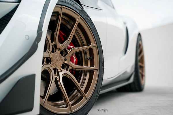 Фото дисков Strasse Wheels SV5 Deep Concave Duoblock Сатиновое темное золото на Toyota Supra A90