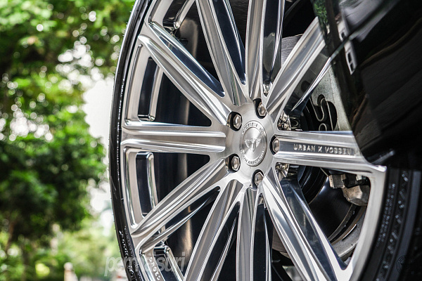 Фото дисков Vossen UV-2 Глянцевый лак на Land Rover Range Rover Velar