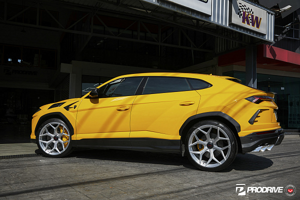 Фото дисков NOVITEC NL4 Глянцевый лак на Lamborghini Urus