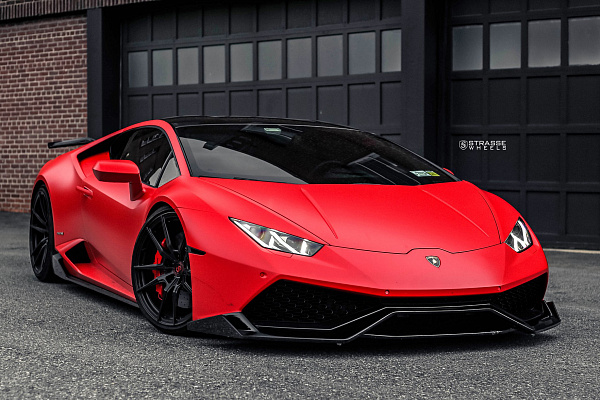 Фото дисков Strasse Wheels SV1 Deep Concave Monoblock Черный глянец на Lamborghini Huracan