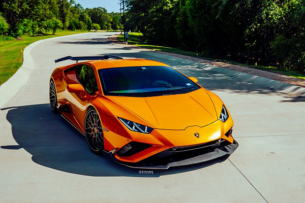 Фото дисков Strasse Wheels SV10M Deep Concave FS Черный глянец на Lamborghini Huracan