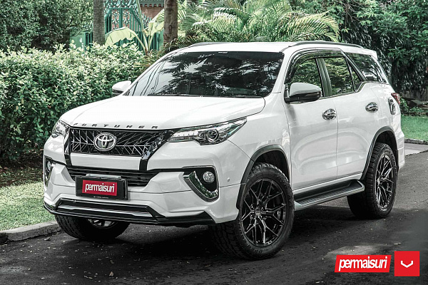 Фото дисков Vossen HF6-4 Черный глянец на Toyota Fortuner II
