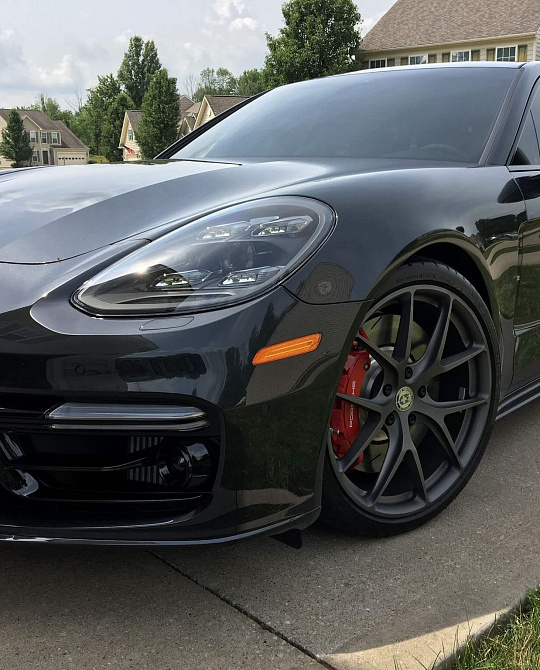 Фото дисков P101 Сатиновый графит на Porsche Panamera II