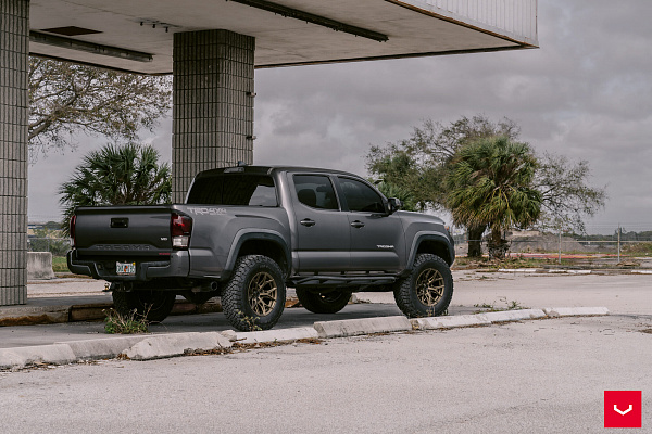 Фото дисков Vossen HF6-4 Сатиновое темное золото на Toyota Tacoma III