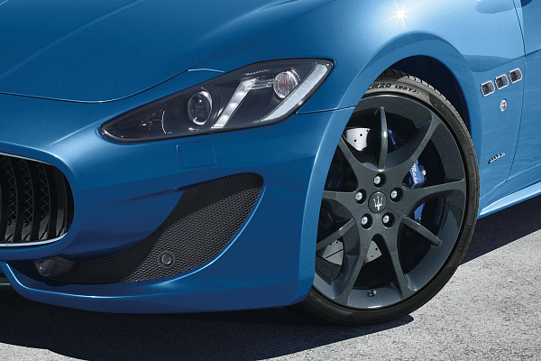 Фото дисков Maserati ASTRO Черный глянец на Maserati GranTurismo I