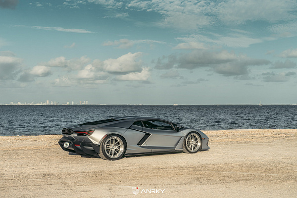 Фото дисков Anrky XR-301 Глянцевый лак на Lamborghini Revuelto