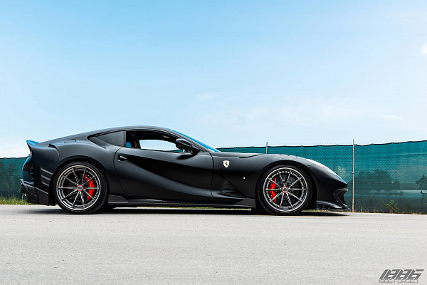 Фото дисков 1886 Wheels G010 Глянцевый темный лак на Ferrari 812