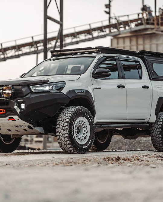 Фото дисков FUJI Белый сатин на Toyota Hilux VIII